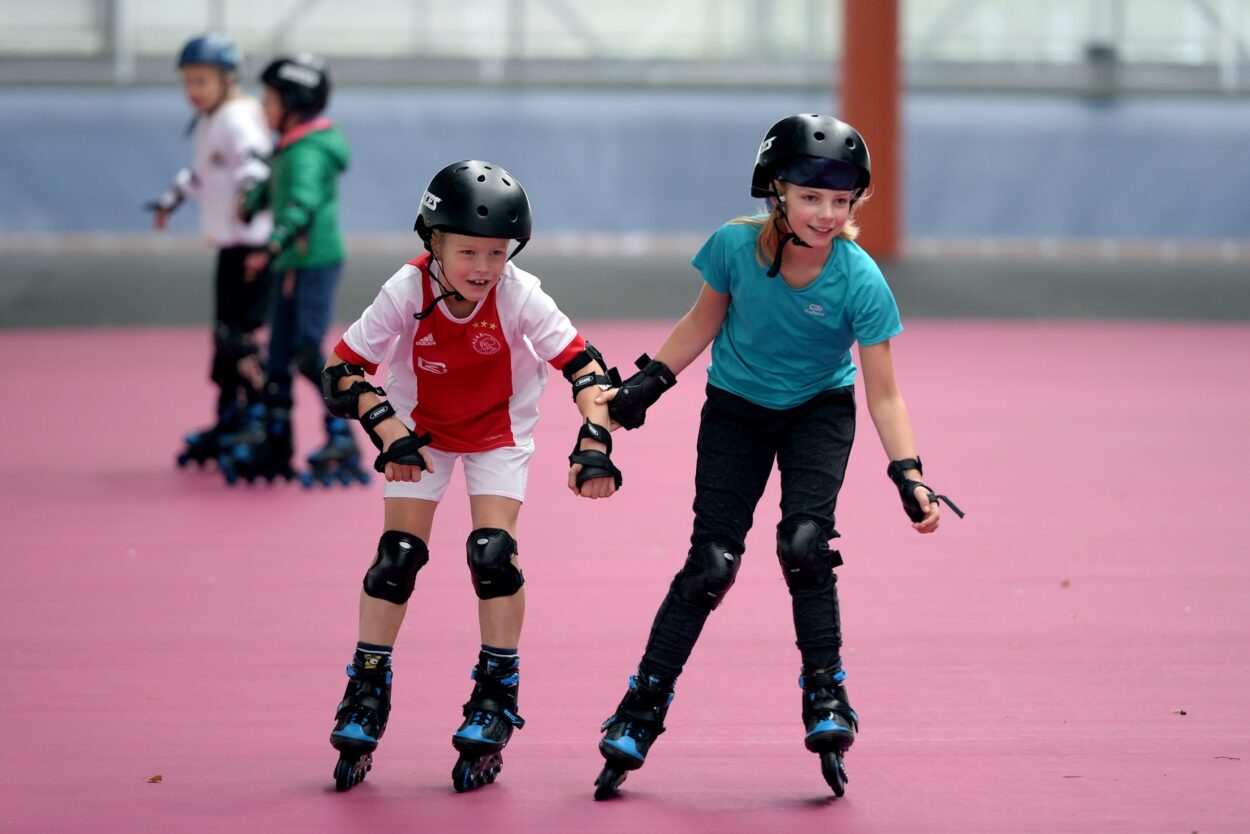 Kinderen skeeleren in Noardeast- Fryslân